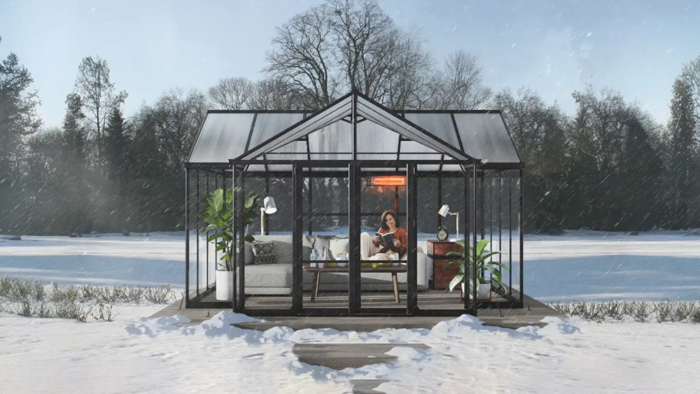 Schwarzes Aluminium-Gewächshaus in T-Form in winterlicher Umgebung mit Schnee