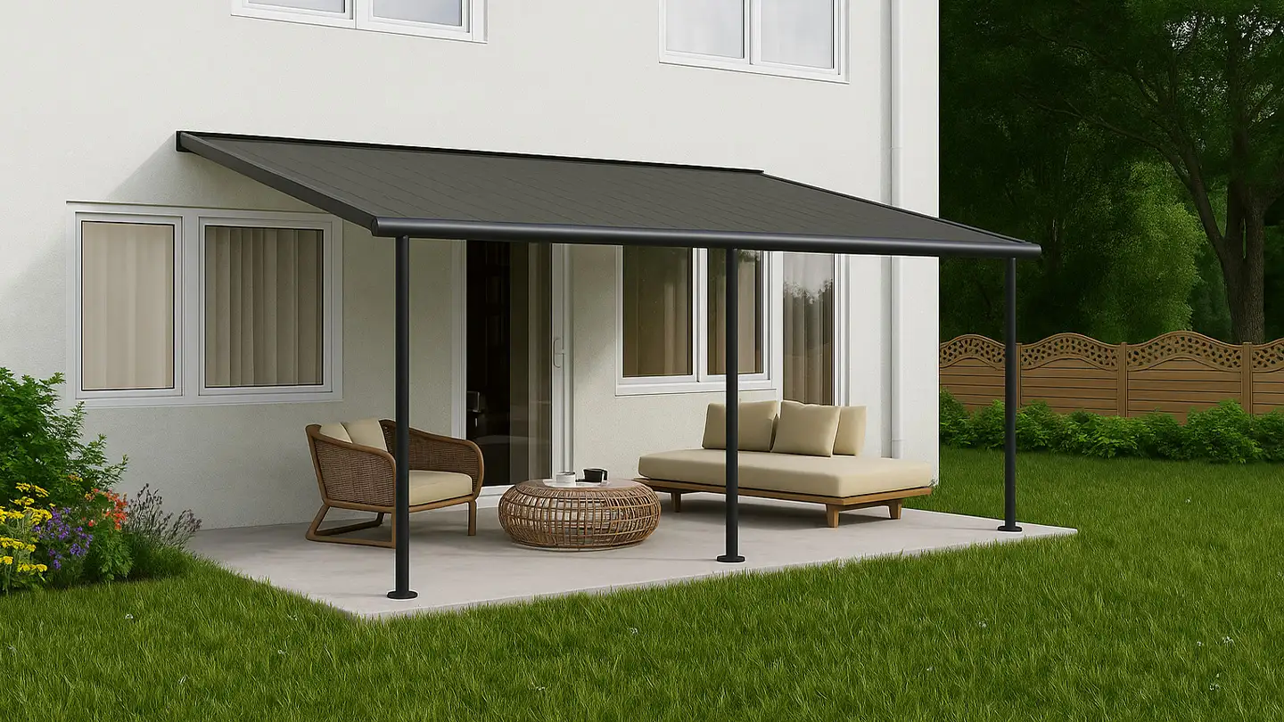 Moderne Terrassenüberdachung an einem weißen Haus, die eine gemütliche Sitzecke mit Rattanmöbeln auf einer Betonterrasse beschattet – umgeben von grünem Rasen und bunten Gartenpflanzen.